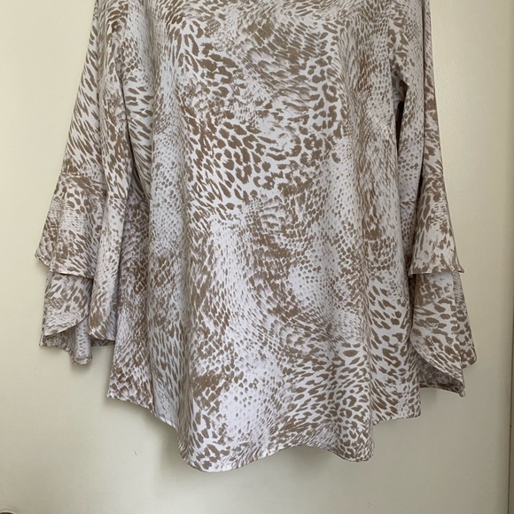 👚✨ BELLE BY KIM GRAVEL✨ - Picture 2 of 6